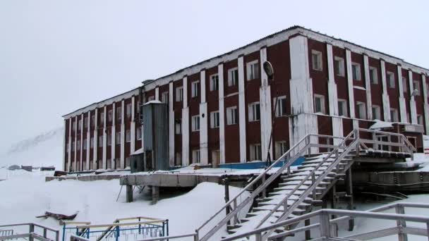 ロシアの北極の解決 Barentsburg、ノルウェーの建物に表示します。. — ストック動画