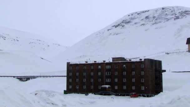 Zobacz do budynków rosyjskiego arktycznego osady Barentsburg, Norwegia. — Wideo stockowe
