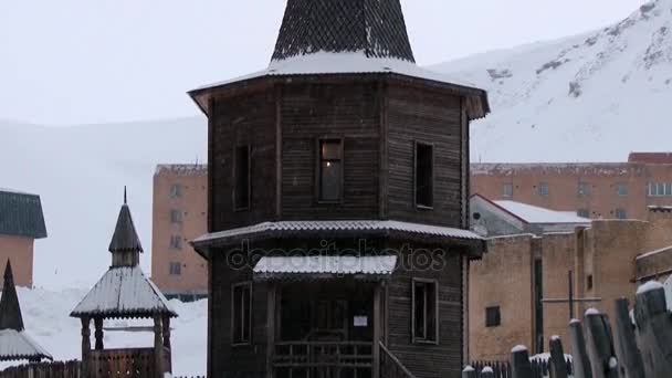 Extérieur de l'église en bois de la colonie arctique russe de Barentsburg, Norvège . — Video