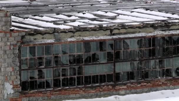 Pohled do budovy opuštěné ruské Arktidy urovnání Grumant, Norsko. — Stock video