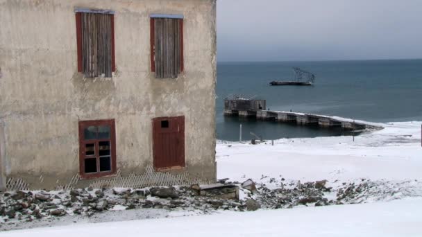 Вид на здания заброшенного российского арктического поселения Грумант, Норвегия . — стоковое видео