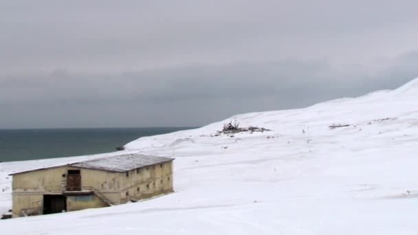 Visa till byggnader av övergivna ryska arktiska bosättningen av Grönlandshavet, Norge. — Stockvideo