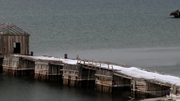 Vista a los edificios del abandonado asentamiento ártico ruso de Grumant, Noruega . — Vídeos de Stock