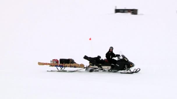 Man rijdt sneeuwscooter in de Arctische afwikkeling van Longyearbyen, Noorwegen. — Stockvideo