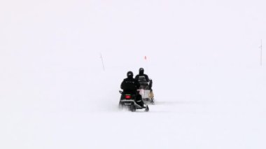 İnsanlarla kar kutup yerleşim Longyearbyen, Norveç ve yolculuk. 