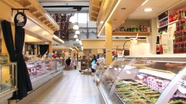 Gothenburg, İsveç'te Saluhallen Pazar tezgahları için görüntüleyin.