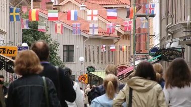İnsanlar Gothenburg, İsveç'in tarihi bölümünün sokak yürüyüş.