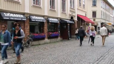 İnsanlar Gothenburg, İsveç'in tarihi bölümünün sokak yürüyüş.