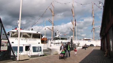 Gothenburg, İsveç'te limandaki çocuklar insanlarla yürüyemem.