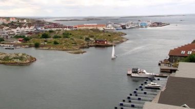 Tekne pitoresk kasaba Smogen, İsveç liman tarafından gider.