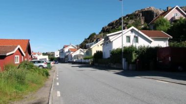 Araba geçip sokakta küçük balıkçı kasaba Fjallbacka, İsveç.