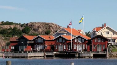 Fjallbacka, İsveç küçük balıkçı kasabası kırmızı ahşap binalar için göster.
