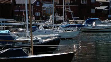 Fjallbacka, İsveç küçük balıkçı kasabasında bulunan tekneler için görüntüleyin.