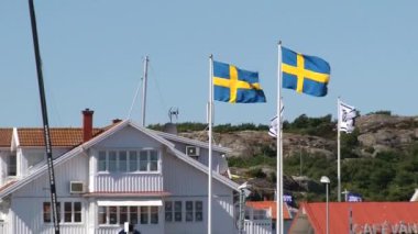 Binalar ve liman Smogen, İsveç kasabasında görünümüne.