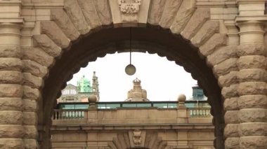 Stockholm, İsveç tarihi parçası sokakta insanlar yürümek.