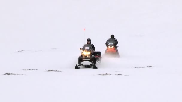 As pessoas montam snowmobile no assentamento ártico de Longyearbyen, Noruega . — Vídeo de Stock