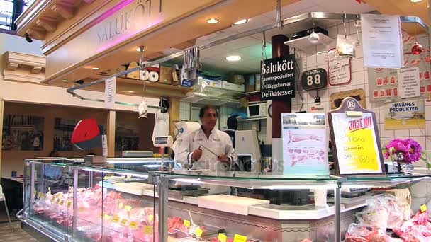 La gente hace compras en el mercado Saluhallen en Gotemburgo, Suecia . — Vídeo de stock