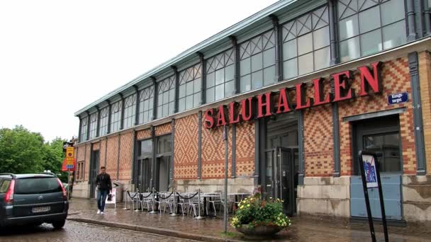 Mensen betreden en verlaten van de Saluhallen markt gebouw in Göteborg, Zweden. — Stockvideo