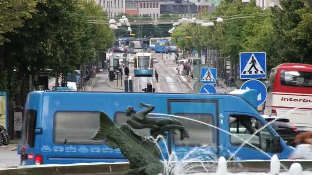 Met het oog op de straat van Göteborg met de fontein op de voorgrond in Göteborg, Zweden. — Stockvideo