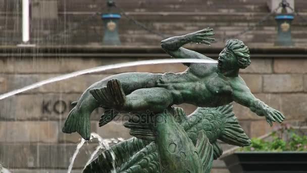 Detail van de buitenkant van de iconische Poseidon fontein door Carl Milles in Göteborg, Zweden. — Stockvideo