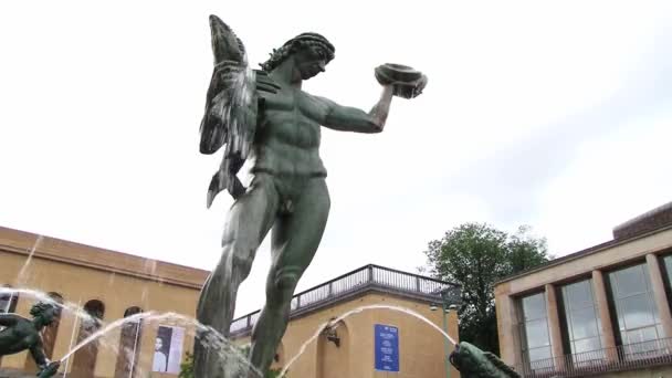 Zewnętrzna część słynnej fontanny Poseidon przez Carl Milles w Göteborgu, Szwecja. — Wideo stockowe