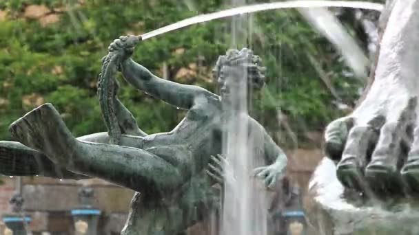 Detail van de buitenkant van de iconische Poseidon fontein door Carl Milles in Göteborg, Zweden. — Stockvideo