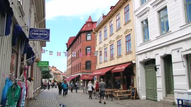 Mensen lopen door de straat van het historische deel van Göteborg, Zweden. — Stockvideo