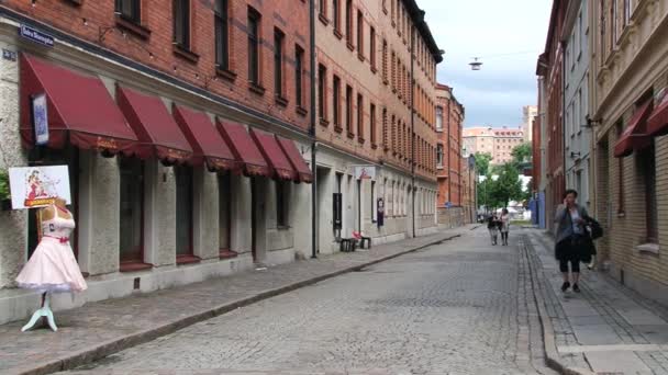 Mensen lopen door de straat van het historische deel van Göteborg, Zweden. — Stockvideo
