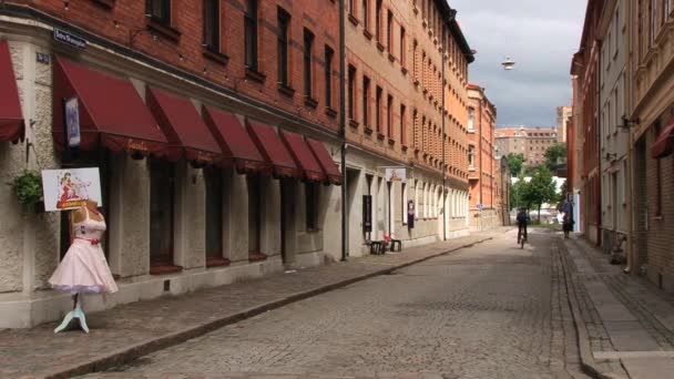 Люди идут по улице исторической части Гетеборга, Швеция . — стоковое видео