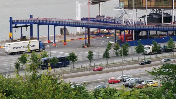 Auto's langs de weg naast de haven van Göteborg, Zweden. — Stockvideo