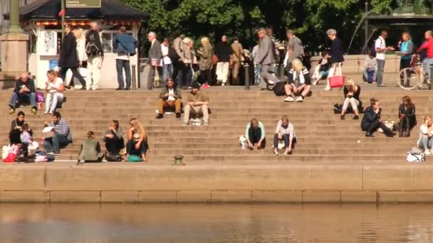 La gente se relaja en la orilla del río en Gotemburgo, Suecia . — Vídeo de stock