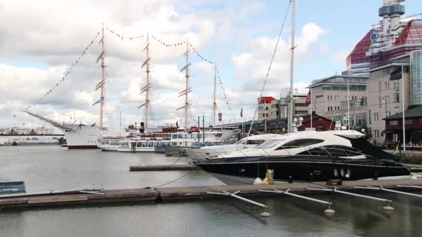 Vista a los yates en el puerto de Gotemburgo, Suecia . — Vídeo de stock