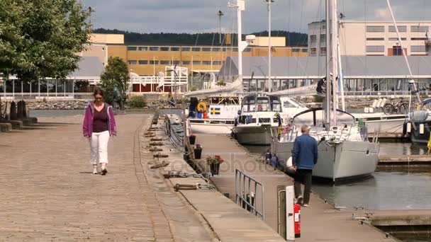 Orang berjalan di pelabuhan di Gothenburg, Swedia . — Stok Video