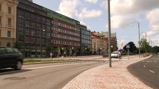 Cars pass by the street in Gothenburg, Sweden. — Stock Video