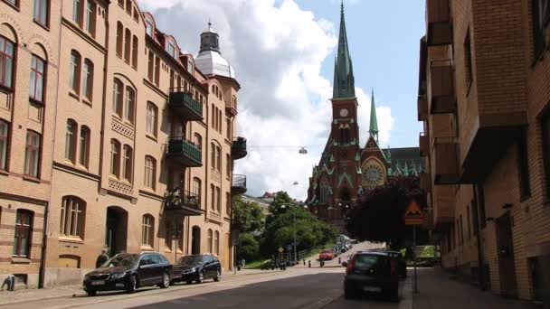 Vrachtwagen passeert de straat in Göteborg, Zweden. — Stockvideo