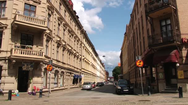 Auto's langs de straat in het historische deel van Göteborg, Zweden. — Stockvideo
