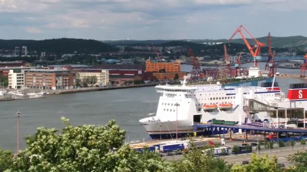 Вид на судно, загружаемое в морском порту в Готье, Швеция . — стоковое видео