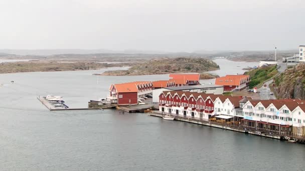 Uitzicht op zee en de schilderachtige stad van Smögen, Zweden. — Stockvideo