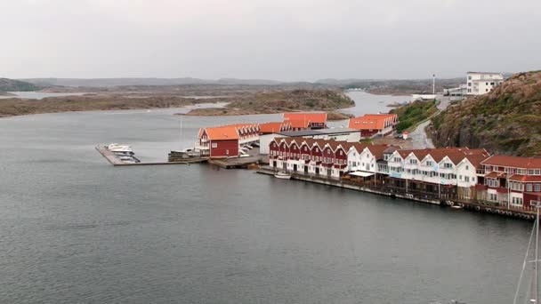 Bateau navigue par le port de la ville pittoresque de Smogen, Suède . — Video