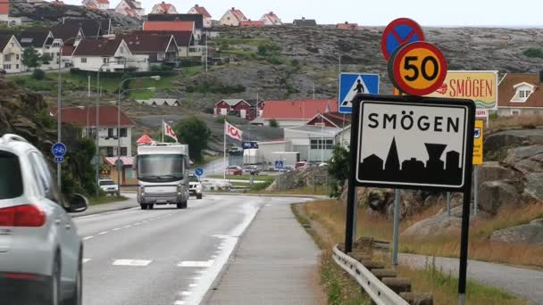 Coches pasan por la carretera en la pintoresca ciudad de Smogen, Suecia . — Vídeos de Stock