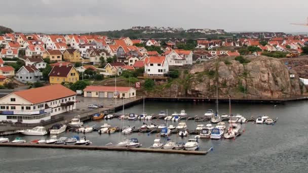 Δείτε στα κτίρια και το λιμάνι της γραφικής πόλης Smogen, Σουηδία. — Αρχείο Βίντεο