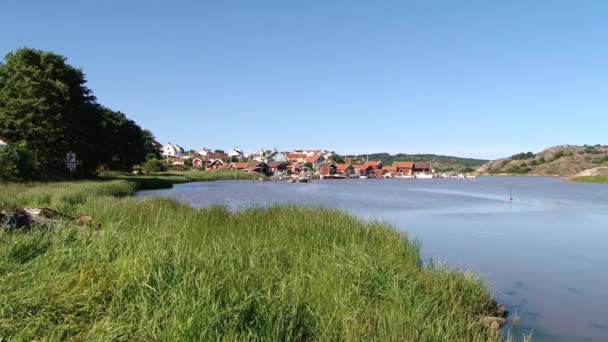 Pohled do zátoky a malé městečko Fjallbacka, Švédsko. — Stock video