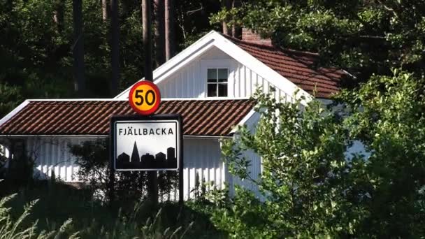 Fjallbacka, İsveç küçük balıkçı kasabası Beyaz ahşap binalarda yol işaretiyle görüntüleme. — Stok video