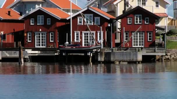 Veduta degli edifici in legno rosso della piccola città di pescatori di Fjallbacka, Svezia . — Video Stock