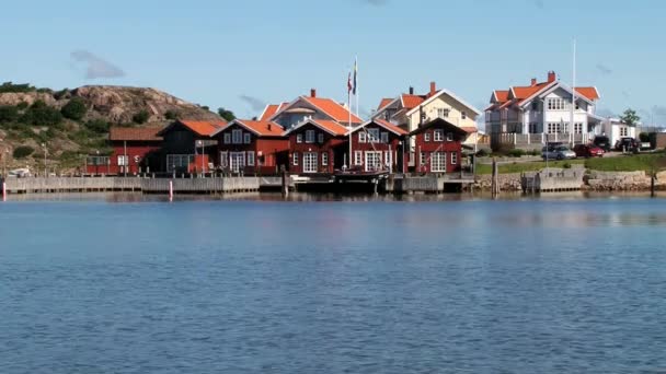 Veduta degli edifici in legno della piccola città di pescatori di Fjallbacka, Svezia . — Video Stock