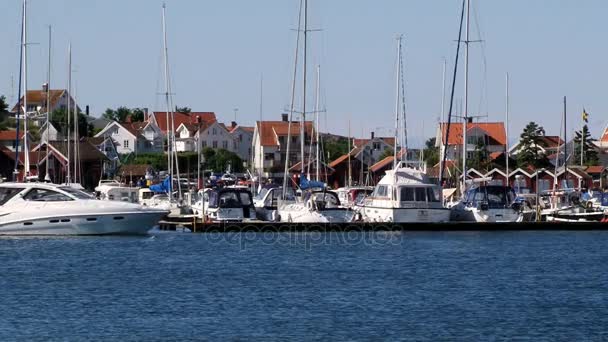 Jachta přejde od přístavu malé rybářské městečko Fjallbacka, Švédsko. — Stock video