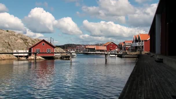 Uitzicht op de rode houten gebouwen en haven in de binnenstad van Smögen, Zweden. — Stockvideo