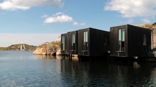 Extérieur des bâtiments modernes dans la ville de Smogen, Suède . — Video