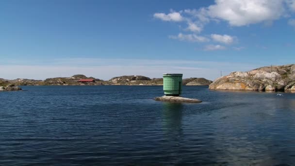 Met het oog op de rode houten gebouwen en de rotsachtige kust in het plaatsje Smögen, Zweden. — Stockvideo