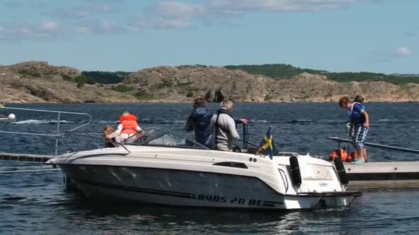 Pessoas se preparando para a viagem de barco em Smogen, Suécia . — Vídeo de Stock